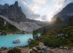 Góry, Dolomity, Masyw Sorapiss, Jezioro Sorapis, Drzewa, Kamienie, Włochy