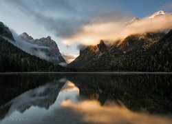  Góry, Dolomity, Drzewa, Jezioro Toblacher See, Lago di Dobbiaco, Chmury, Odbicie, Prowincja Bolzano, Włochy