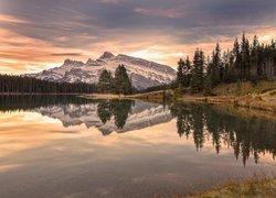 Jezioro Two Jack Lake w Parku Narodowym Banff w Kanadzie