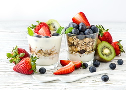 Jogurtowe desery z musli i owocami w szklankach