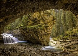 Kanada, Park Narodowy Banff, Johnston Canyon, Jaskinia, Skała, Wodospad, Drzewa
