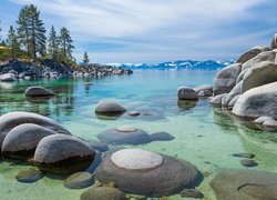 Kamienie i głazy na brzegu jeziora Tahoe Lake