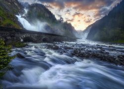 Wodospad Latefossen, Góry, Most, Rzeka, Skały, Kamienie, Las, Chmury, Gmina Odda, Norwegia