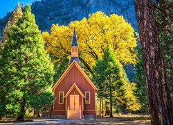 Kaplica pośród jesiennych drzew w Parku Narodowym Yosemite