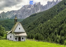 Kaplica San Sebastiano, Cappella di San Sebastiano, Miejscowość Welschnofen, Nova Levante, Włochy, Góry Alpy, Drzewa, Lasy, Wzgórza