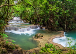 Kaskadowy wodospad Erawan w Tajlandii
