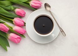 Kawa przy tulipanach