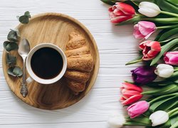 Kwiaty, Tulipany, Kawa, Rogal, Croissant, Łyżeczka
