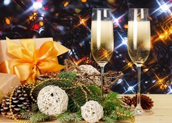 Kieliszki szampana, prezenty i ozdoby