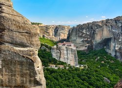 Klasztor Świętej Trójcy na skałach w pobliżu miasta Kalambaka w Grecji