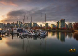 Stanley Park Marina, Przystań, Klub jachtowy, Żaglówki, Jachty, Wieżowce, Wschód słońca, Chmury, Jesień, Vancouver, Prowincja Kolumbia Brytyjska, Kanada