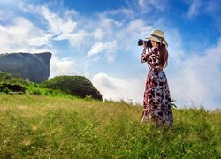 Kobieta fotografująca góry Phi Pan Nam Range w Tajlandii