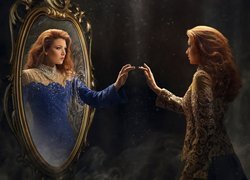 Kobieta i jej odbicie w lustrze