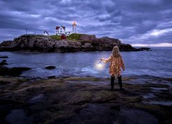 Kobieta patrząca na latarnię morską Nubble Lighthouse