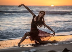 Kobieta tańcząca na plaży