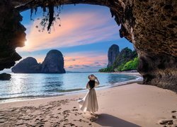 Kobieta w białej sukience na plaży Railay w Tajlandii