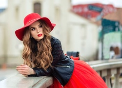 Kobieta w czerwonym kapeluszu i skórzanej kurtce
