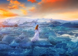 Kobieta wśród skał lodowych na morzu