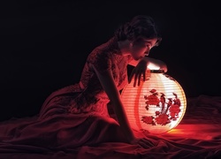 Kobieta z chińskim lampionem