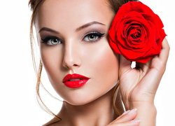 Kobieta z czerwoną różą