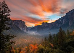 Stany Zjednoczone, Kalifornia, Park Narodowy Yosemite, Góry, Dolina, Jesień, Drzewa, Zachód słońca