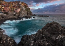 Włochy, Morze Liguryjskie, Skały, Region Liguria, Manarola, Domy, Chmury