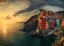 Kolorowe domy w Riomaggiore na wybrzeżu Cinque Terre