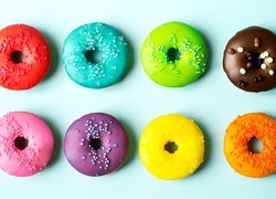 Kolorowe donuty z polewą i posypką