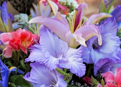 Kolorowe lilie w bukiecie