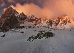 Kolorowe niebo nad ośnieżonymi górami