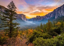 Kolorowe niebo nad Parkiem Narodowym Yosemite