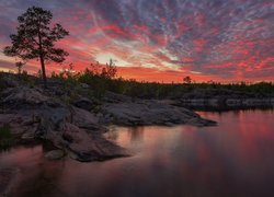 Zachód słońca, Chmury, Jezioro Ładoga, Skały, Drzewa, Karelia, Rosja