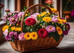 Kolorowy bukiet kwiatów w wiklinowym koszyku
