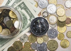 Kompas na monetach i banknotach