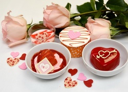 Kompozycja deserów w miseczkach obok róż i serduszek