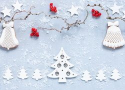 Kompozycja świąteczna z pierniczkami i choinkami na sztucznym śniegu