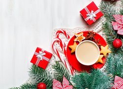 Kompozycja świąteczna z prezentami i kawą w filiżance