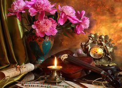 Kompozycja z bukietem piwonii w wazonie, skrzypcami zegarem i świecą