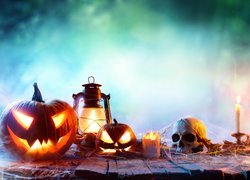 Kompozycja z dyniami i czaszką na Halloween