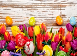 Kompozycja z wielkanocnymi pisankami i kolorowymi tulipanami