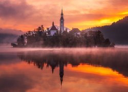 Słowenia, Jezioro Bled, Wyspa Blejski Otok, Kościół Zwiastowania Marii Panny, Góry, Alpy Julijskie, Zachód słońca, Odbicie, Mgła