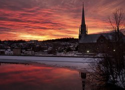 Zachód słońca, Kościół, Rzeka Chicoutimi, Miejscowość Bassin, Prowincja Quebec, Kanada