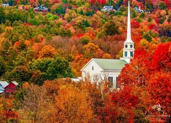 Kościół Stowe Community Church w stanie Vermont wśród kolorowych drzew