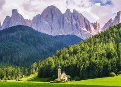 Dolina Val di Funes, Kościół św. Jana, Góry, Dolomity, Włochy, Lasy