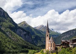 Góry Alpy, Lasy, Drzewa, Domy, Kościół św. Wincentego, Heiligenblut, Karyntia, Austria