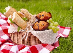 Kosz piknikowy z jedzeniem na łące