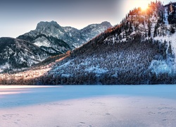Austria, Zima, Góry, Zamarznięte, Jezioro Langbathseen, Promienie słońca