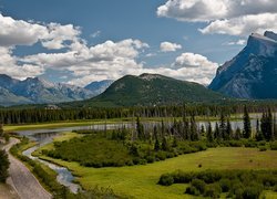 Krajobraz Parku Narodowego Banff z górą Mount Rundle w tle