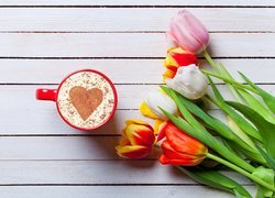 Kubek kawy z sercem i kolorowymi tulipanami
