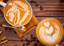 Kubki z kawą cappuccino na desce